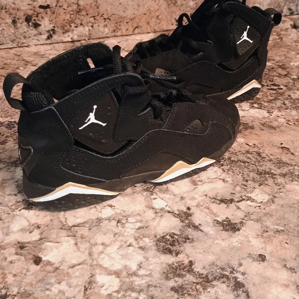 Jordan Kids Sneakers in Black and Gold Size 2 Kids - Picture 2 of 8